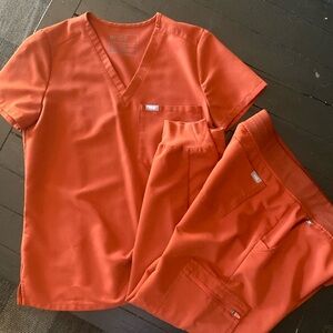 Women’s auburn figs scrub set